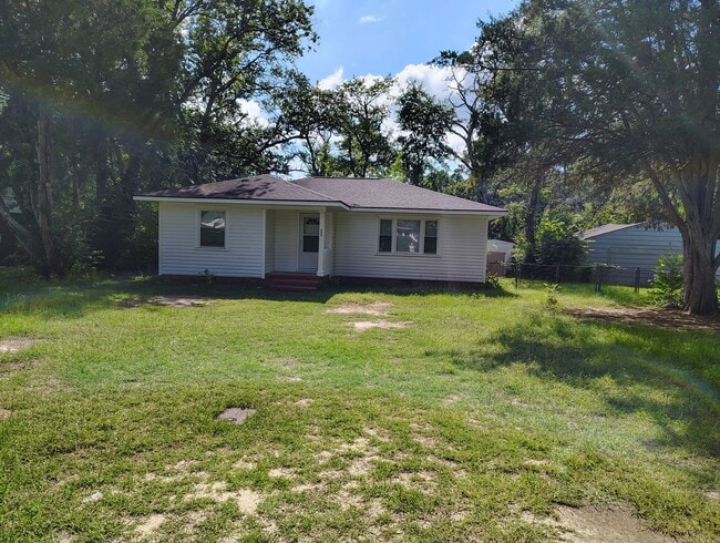property at 804 Poplar Dr