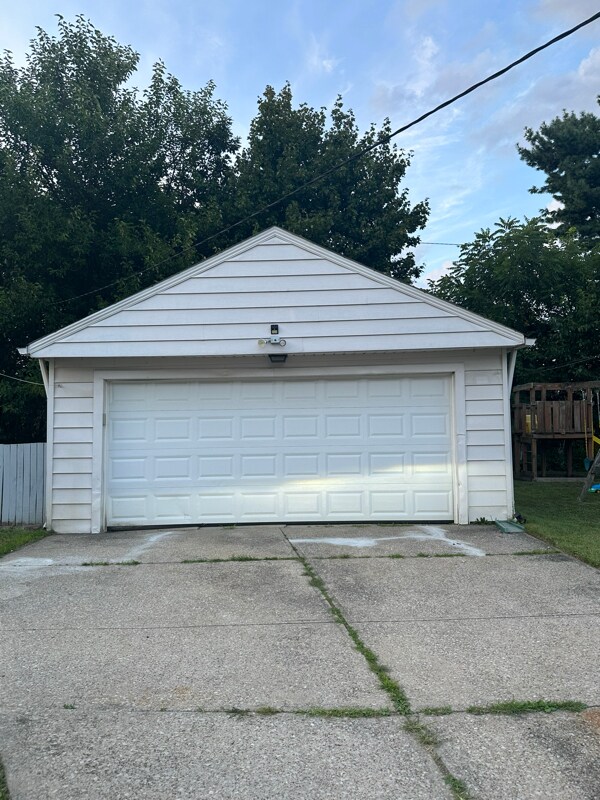 12805 Oakview Blvd in Garfield Heights, OH - Foto de edificio - Building Photo