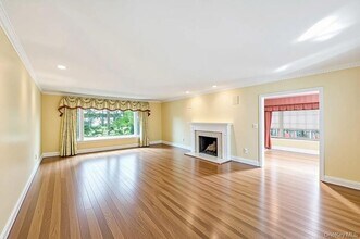 22 Bayside Dr in Great Neck, NY - Building Photo - Building Photo