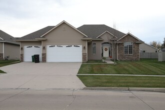 203 SW Springfield Dr in Ankeny, IA - Foto de edificio - Building Photo