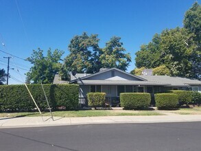 104 Thomas St in Roseville, CA - Foto de edificio - Building Photo