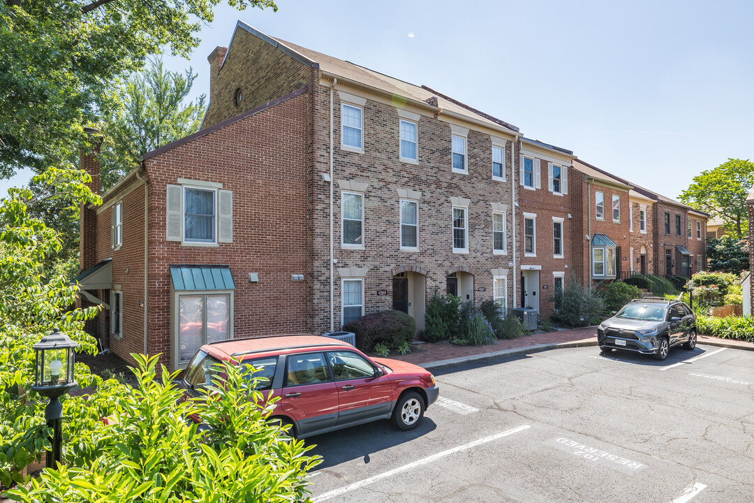 Laurel Mews & Washington Court in Arlington, VA - Building Photo