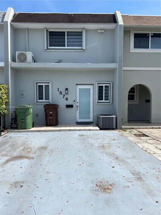 1874 W 73rd Pl in Hialeah, FL - Building Photo
