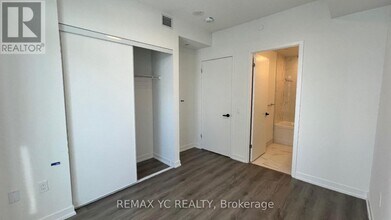 225 Commerce St in Vaughan, ON - Building Photo - Building Photo