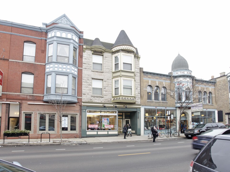 907 W Armitage Ave in Chicago, IL - Building Photo