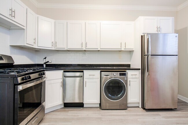 730 W Roscoe St, Unit 2W in Chicago, IL - Building Photo - Building Photo