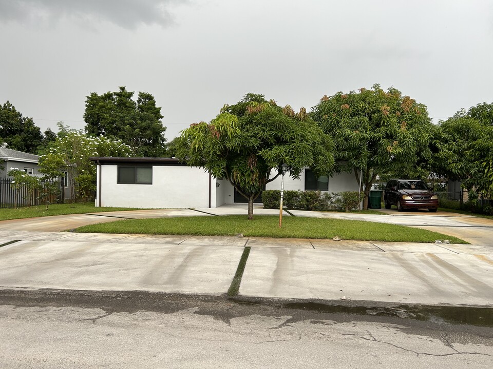 575 NW 108th St in Miami, FL - Building Photo
