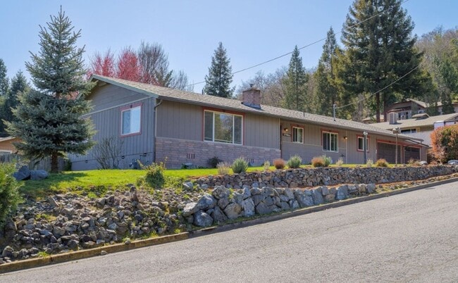 903 NW Hewitt Ln in Grants Pass, OR - Building Photo - Building Photo