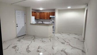 805 NE 199th St, Unit 102 in Miami, FL - Building Photo