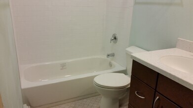 2045 E Washington Ave, Unit 3 in Madison, WI - Building Photo - Building Photo