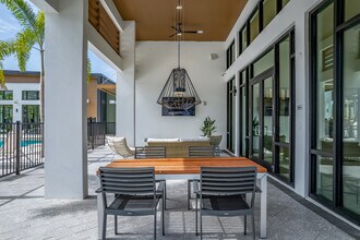 Lake Maggiore Apartments in St. Petersburg, FL - Foto de edificio - Building Photo