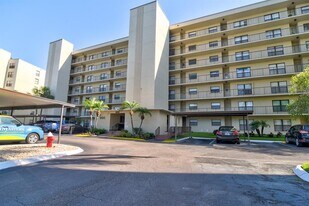 900 Cove Cay Dr in Clearwater, FL - Building Photo