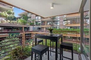 7121 E Rancho Vista Dr in Scottsdale, AZ - Building Photo