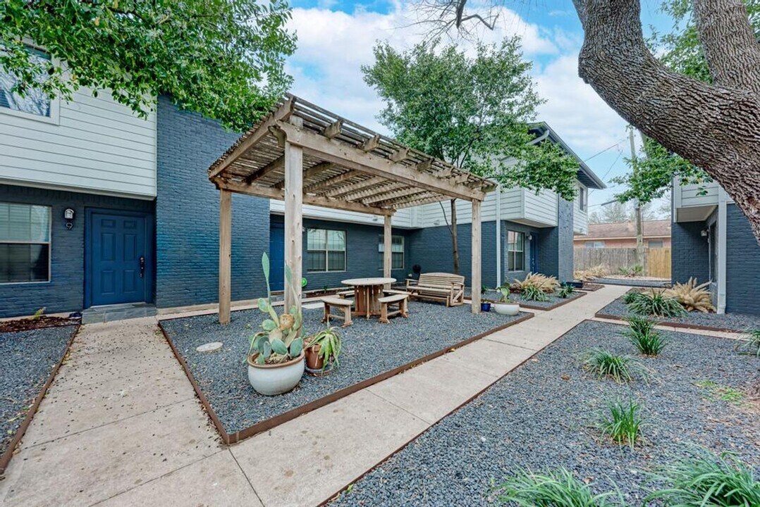 2101 Polaris Ave in Austin, TX - Building Photo