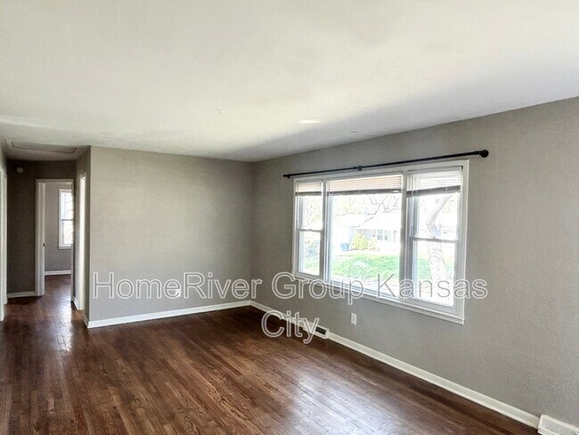 615 NE Woodlawn St in Kansas City, MO - Building Photo - Building Photo