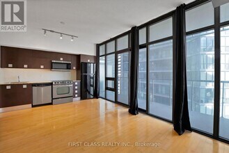 33 Charles St E in Toronto, ON - Building Photo - Building Photo