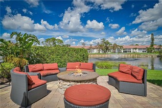 232 Glen Eagle Cir in Naples, FL - Foto de edificio - Building Photo