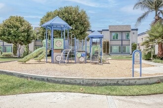Huntington Pointe in Huntington Beach, CA - Building Photo - Building Photo