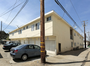 210 E 29th St in Long Beach, CA - Building Photo - Building Photo