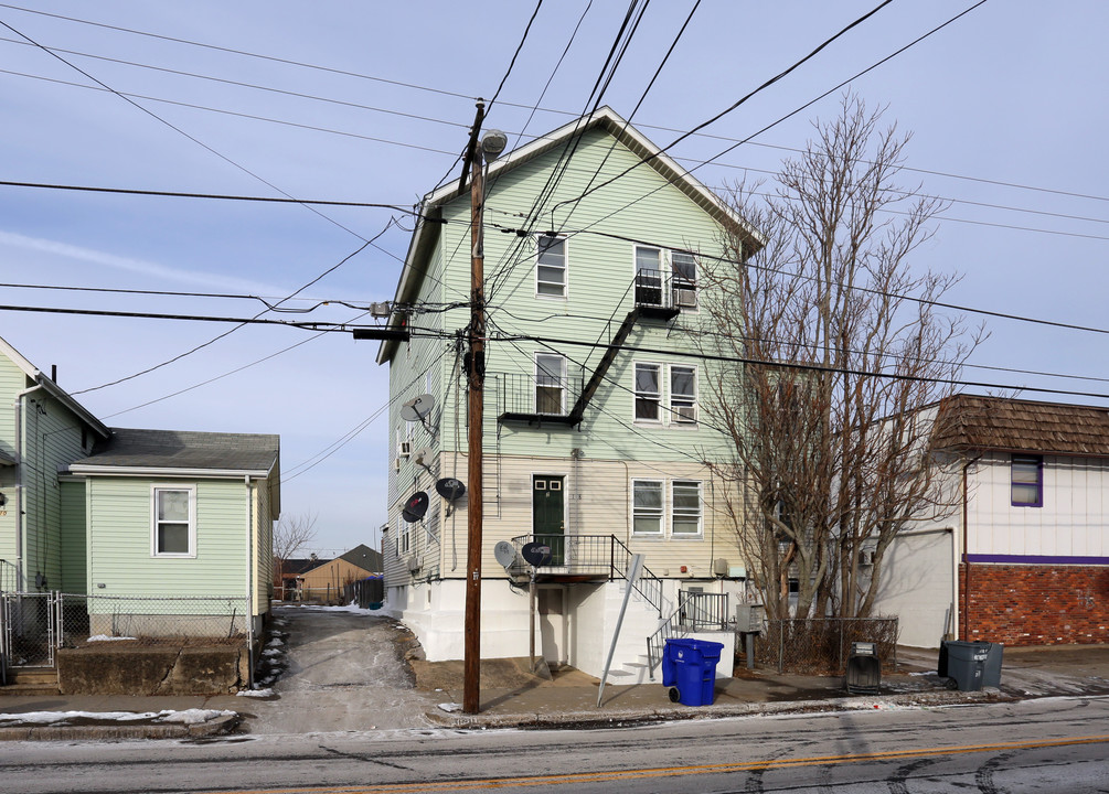 118 Benefit St in Pawtucket, RI - Building Photo