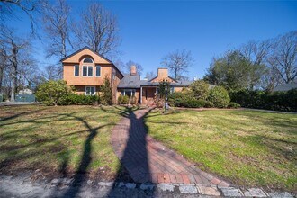 143 Round Hill Rd in Roslyn Heights, NY - Building Photo - Building Photo
