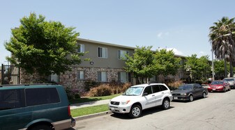 Cedar Court South in Long Beach, CA - Building Photo