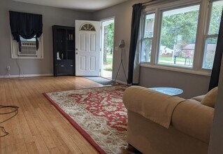 1541 Ann St in East Lansing, MI - Foto de edificio - Building Photo