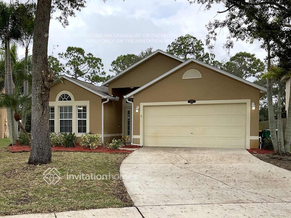2198 Maeve Cir in West Melbourne, FL - Building Photo