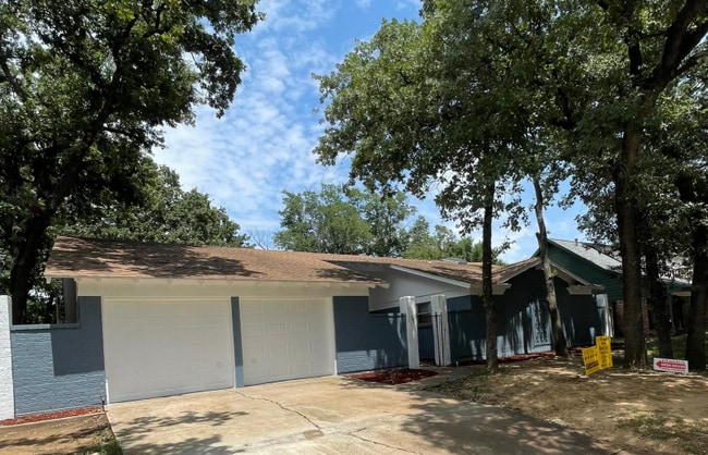 704 W Pleasantview Dr in Hurst, TX - Building Photo - Building Photo
