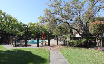 Oak Apartments in Novato, CA - Building Photo - Building Photo