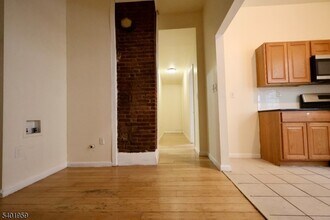 14 Wainwright St, Unit 1 in Newark, NJ - Building Photo - Building Photo