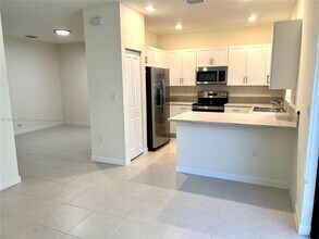 11088 W 33rd Way in Hialeah, FL - Building Photo - Building Photo