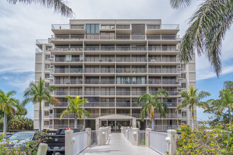 Harbor Bluffs Condominiums in Clearwater, FL - Building Photo - Building Photo