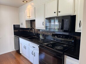 137 E Garden Green in Port Hueneme, CA - Building Photo - Building Photo