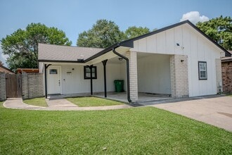 4606 Meadowood Dr in Baytown, TX - Building Photo - Building Photo
