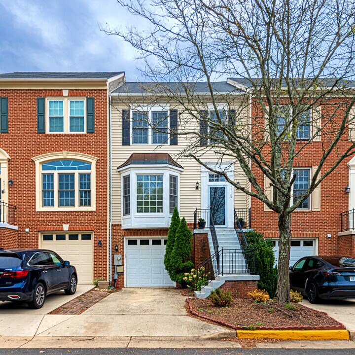 43148 Katama Sq in Chantilly, VA - Building Photo