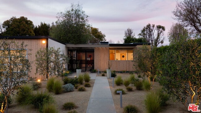 13025 Addison St in Los Angeles, CA - Building Photo - Building Photo