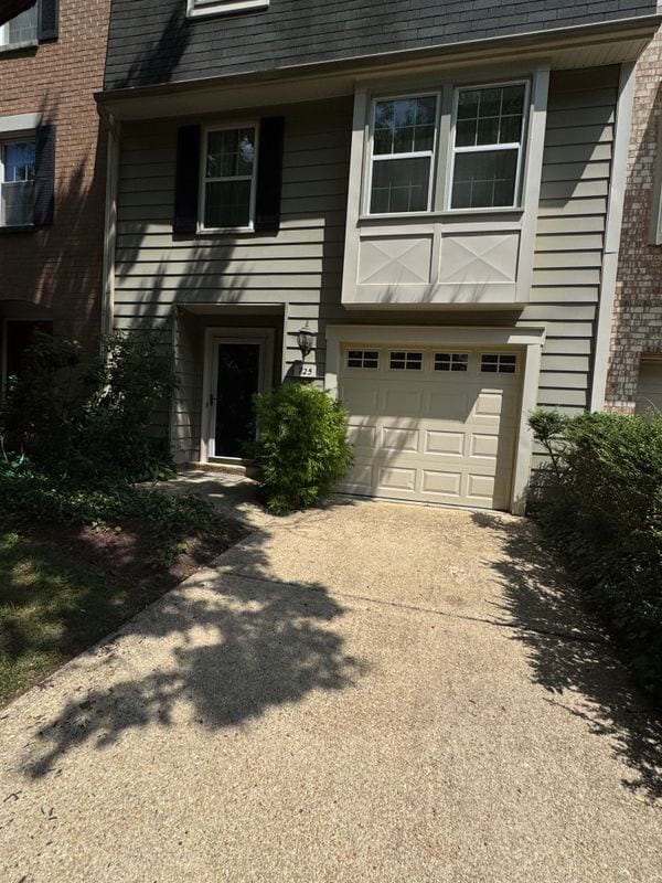 725 Twin Holly Ln in Silver Spring, MD - Building Photo - Building Photo