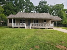 1014 W 9th St in Deridder, LA - Building Photo
