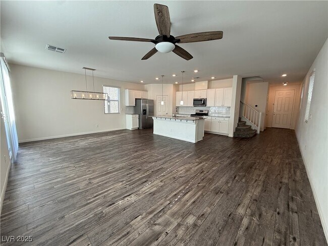 8011 Cavazzo Ave in Las Vegas, NV - Foto de edificio - Building Photo