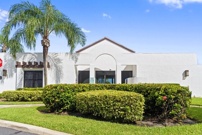 215 Lake Pointe Dr in Oakland Park, FL - Building Photo - Building Photo