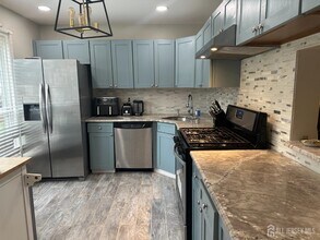 10 Albury Way in North Brunswick, NJ - Building Photo - Building Photo