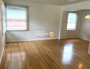 2524 E Murray Holladay Rd in Holladay, UT - Building Photo - Building Photo