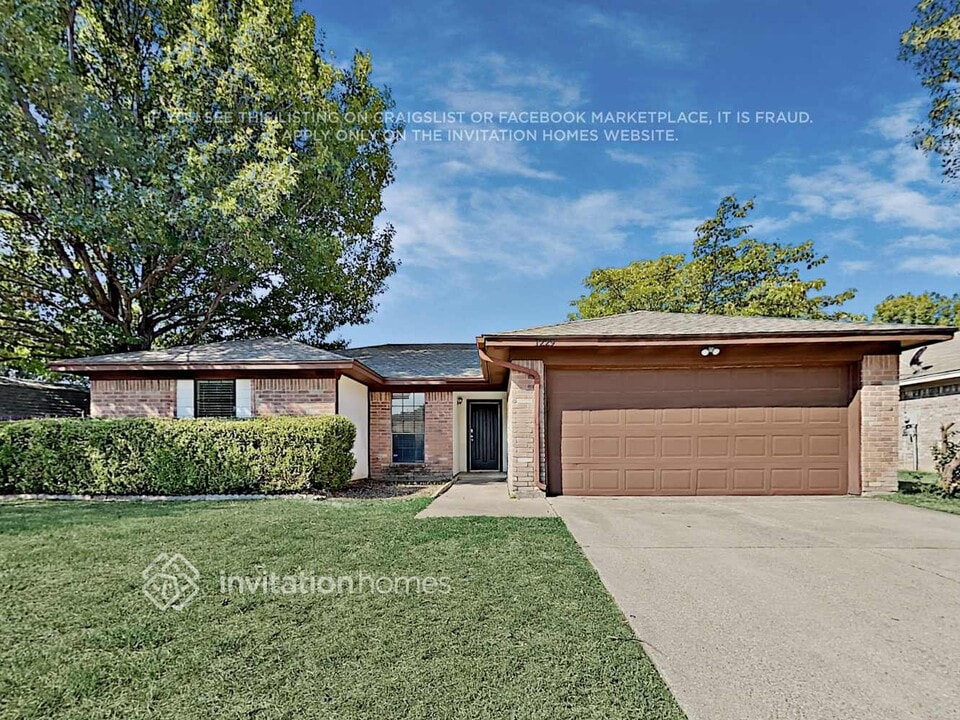 1229 N Creek Dr in Saginaw, TX - Foto de edificio