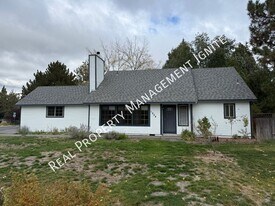 1954 NE Red Rock Ln in Bend, OR - Building Photo