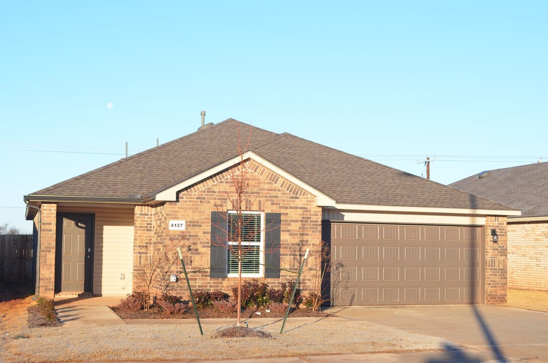 4137 Sara Pk Dr in Mustang, OK - Foto de edificio