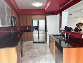 335 S Biscayne Blvd in Miami, FL - Building Photo - Building Photo