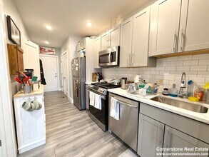 55 W Fifth St, Unit 310 in Boston, MA - Foto de edificio - Building Photo