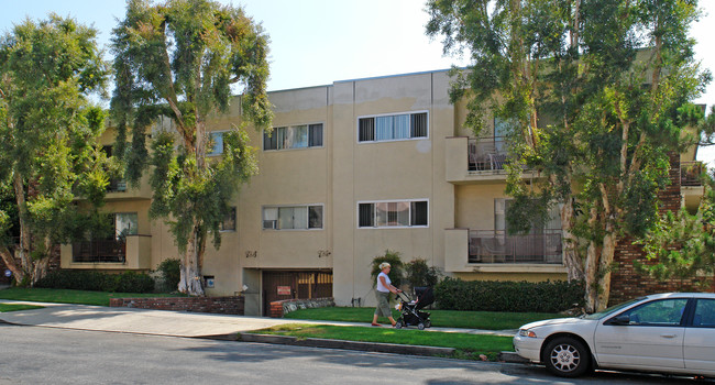 924 N Alfred St in West Hollywood, CA - Foto de edificio - Building Photo