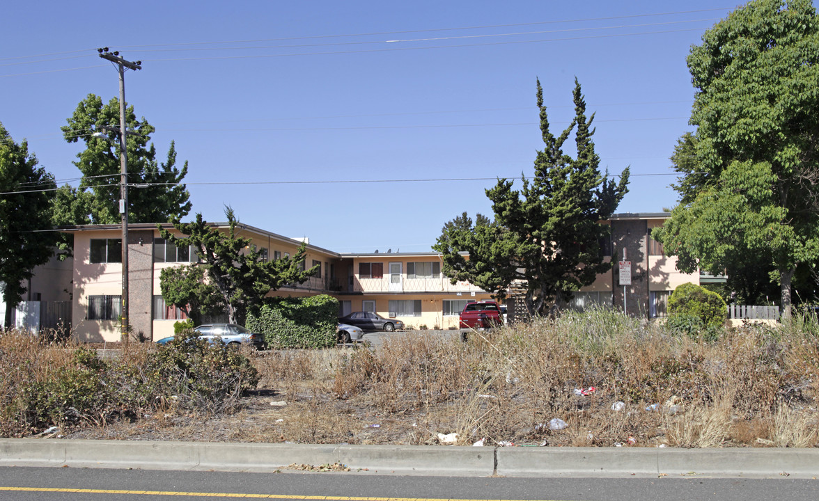 9201 Bancroft Ave in Oakland, CA - Building Photo